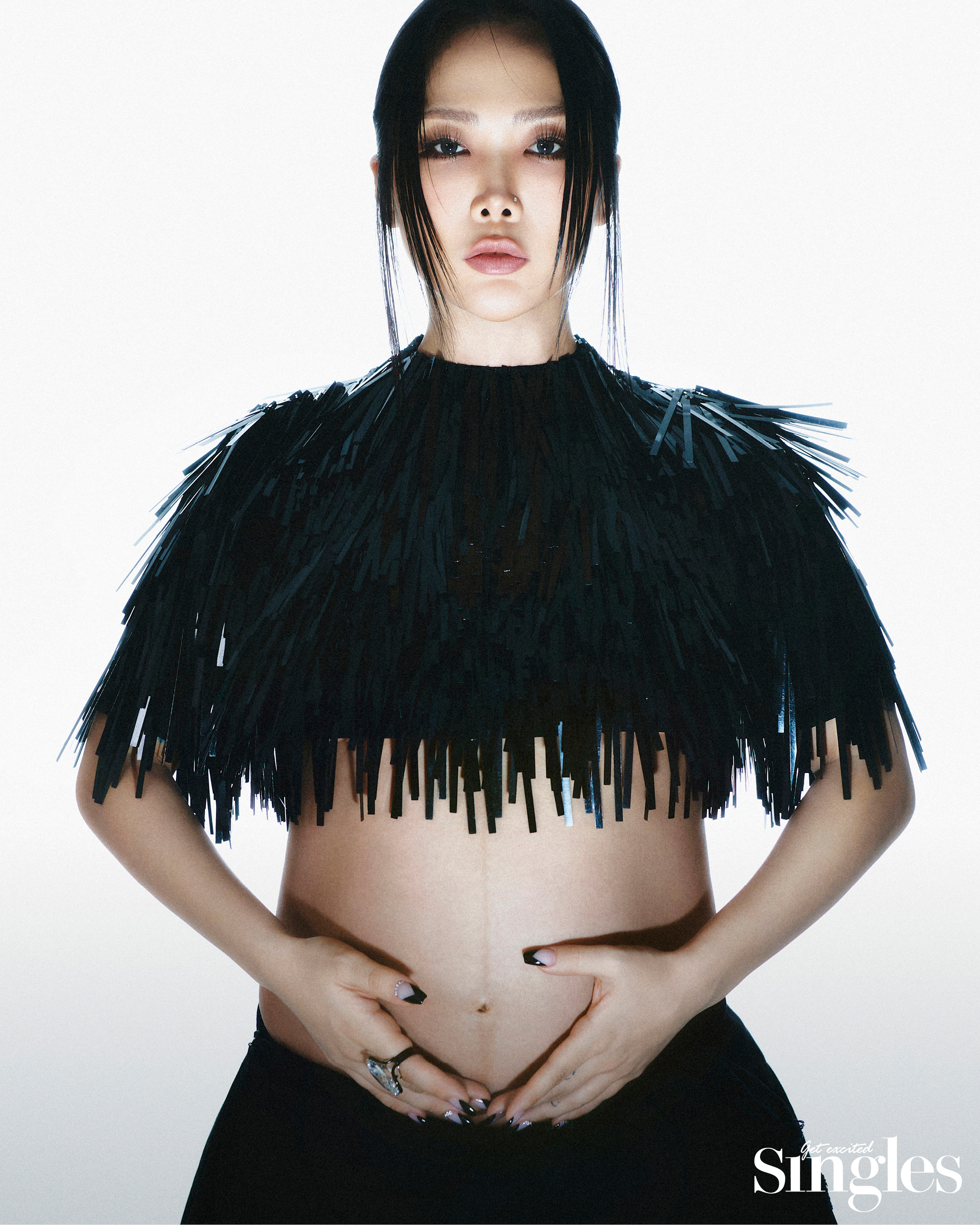 허니제이가 스포트막스의 크롭트 톱과 스커트, 스와로브스키의 칵테일 링을 착용하고 촬영한 싱글즈 화보